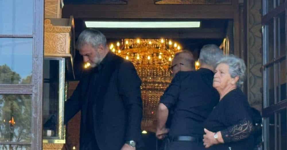 Γωγώ Μαστροκώστα: Συντετριμμένος ο Τραϊανός Δέλλας στην κηδεία της