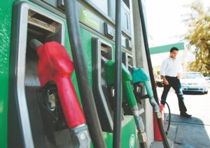 ΕΚΤΑΚΤΟ ΤΩΡΑ ΓΙΑ ΤΗΝ ΑΜΟΛΥΒΔΗ: ΟΥΡΕΣ ΣΤΑ ΒΕΝΖΙΝΑΔΙΚΑ – ΦΟΥΛΑΡΟΥΝ ΤΑ ΑΜΑΞΙΑ – ΕΚΤΟΞΕΥΕΤΑΙ Η ΤΙΜΗ ΑΠΟ ΩΡΑ ΣΕ ΩΡΑ – ΠΟΥ ΘΑ ΦΤΑΣΕΙ