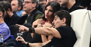 Μοίρασε… εγκεφαλικά η Δέσποινα Γιαννακοπούλου: Εμφανίστηκε με κόκκινο μίνι φόρεμα με κουκούλα, σαν την Κοκκινοσκουφίτσα αλλά όταν γύρισε από πίσω…