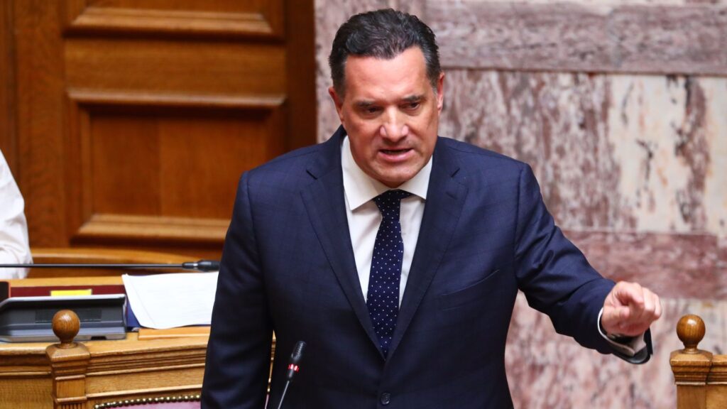 Άδωνις Γεωργιάδης: Διαψεύδει ότι εμφανίζεται σε φωτό προσωπικών στιγμών