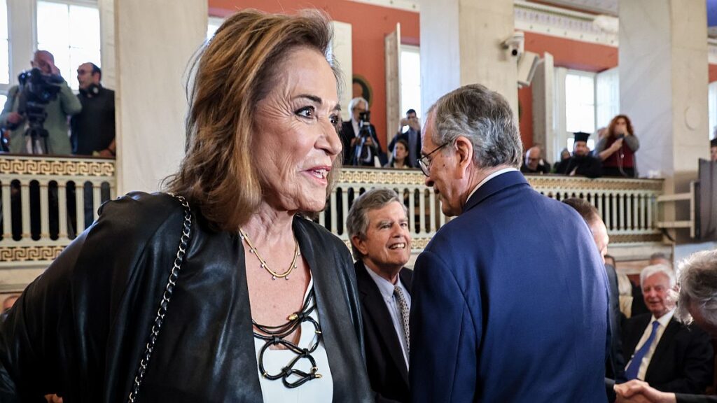 Σούσουpο με την κίνηση της Ντόρας στην τελετή για Βενιζέλο – Έκανε τον Σαμαρά να «φύγει» άμεσα
