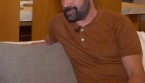 Πασίγνωστος Έλληνας αποκάλυψε ότι παντρεύεται – Έκανε 3 προτάσεις γάμου στην αγαπημένη του