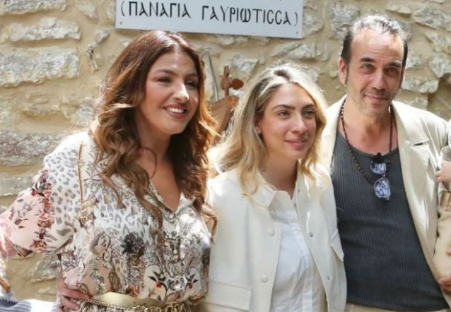 Βάπτιση Πάνος Μουζουράκης – Μαριλού Κόζαρη: Υπέρλαμπρη η νονά Έλενα Παπαρίζου – Φωτoγραφίες