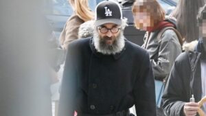 Με μακρύ μούσι και ράσα παπά: Αγνώριστος ο Άρης Σερβετάλης – Η πρώτη φωτογραφία μέσα από το Άγιον Όρος