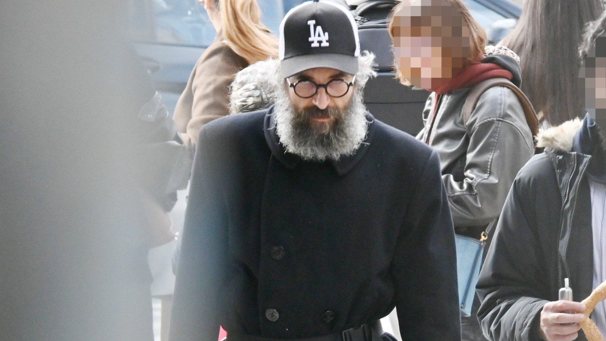Με μακρύ μούσι και ράσα παπά: Αγνώριστος ο Άρης Σερβετάλης – Η πρώτη φωτογραφία μέσα από το Άγιον Όρος