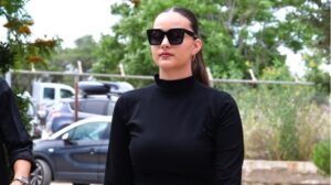 Συγκίνησε η Βικτώρια Δελλά, η οποία με δάκρυα στα μάτια αποχαιρέτησε τη μητέρα της, Γωγώ Μαστροκώστα