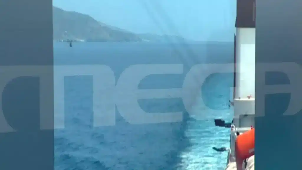 Πρωτοφανές περιστατικό στο Αιγαίο: Ελικόπτερο παρενόχλησε πλοίο της γραμμής – Ανησύχησαν εκατοντάδες επιβάτες