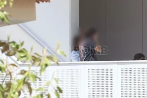 Σπαρακτικές στιγμές έξω από το ΚΑΤ: Οι πρώτες εικόνες από την διακομιδή της δεύτερης κοπέλας στο ΚΑΤ