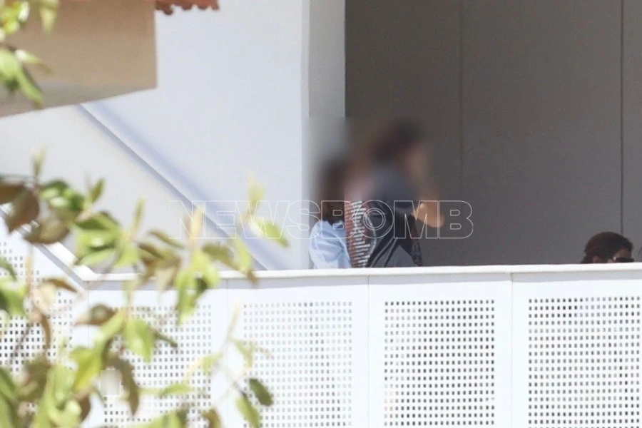 Σπαρακτικές στιγμές έξω από το ΚΑΤ: Οι πρώτες εικόνες από την διακομιδή της δεύτερης κοπέλας στο ΚΑΤ