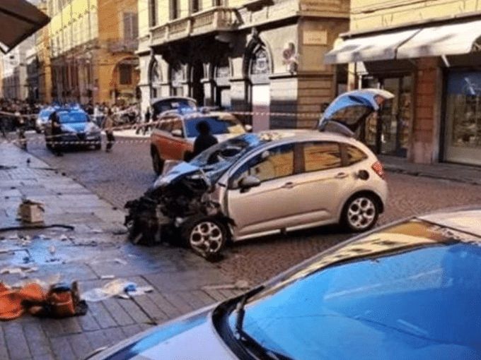 Ιταλία: Βίντεο σοκ από τη στιγμή που αυτοκίνητο παρασύρει πεζούς στη Μοντένα – Ο οδηγός μαχαίρωσε άνδρα που τον κυνήγησε