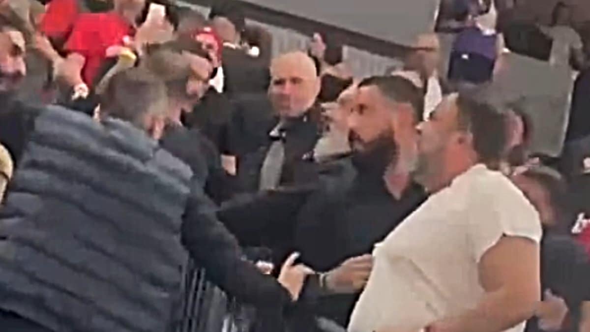Χαμός με Β. Μαρινάκη και Γ. Δημητριάδη: Πιάστηκαν στα χέρια στο Telekom Center – Σκίστηκε η μπλούζα του προέδρου της ΠΑΕ Ολυμπιακός
