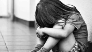 Απόλυτη φρίκη! Σκότωσαν το 2 ετών κοριτσάκι τους, αφού προηγουμένως το κρατούσαν μέσα σε φέρετρο και το βασάνιζαν για μήνες