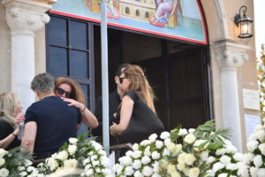 Γωγώ Μαστροκώστα: Θρήνος στην ταφή της στο Ευηνοχώρι Αιτωλοακαρνανίας (Βίντεο)
