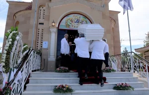 «Καλώς το λουλούδι μου»: Τα σπαρακτικά λόγια της μητέρας της Γωγώς Μαστροκώστα στην κηδεία της στο Ελληνικό