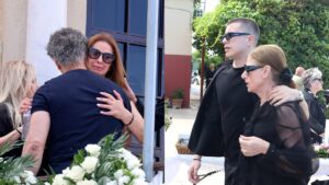 Κηδεία Γωγώ Μαστροκώστα: Κατέppευσε η αδερφή της, Φώφη