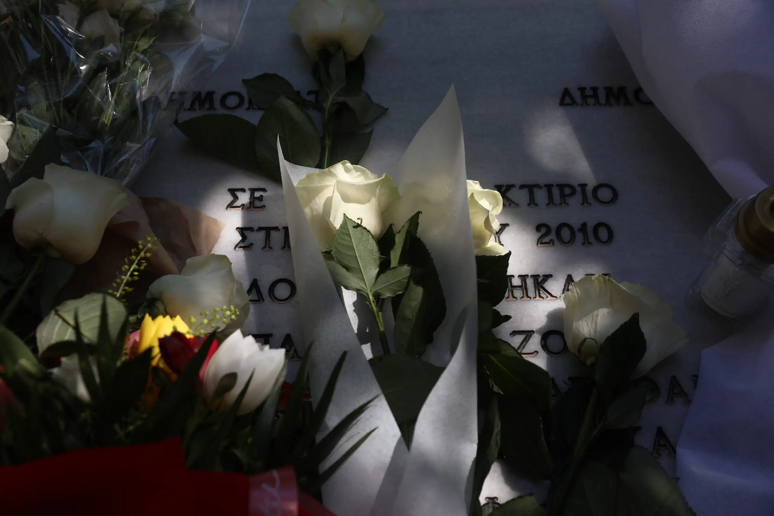 Συγκέντρωση μνήμης στην οδό Σταδίου, για τα θύματα της τραγωδίας της Marfin, 16 χρόνια μετά την πυρκαγιά που προκλήθηκε από αγνώστους κατά την διάρκεια απεργιακής συγκέντρωσης και στοίχισε την ζωή σε τρείς ανθρώπους, Δευτέρα 5 Μαϊου 2026 (ΔΑΝΑΗ ΔΑΥΛΟΠΟΥΛΟΥ/EUROKINISSI)