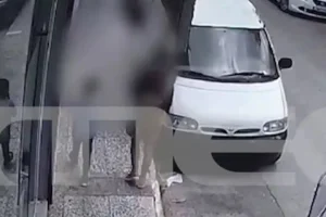 Μενίδι: 16χρονη και 8χρονος έριξαν στο έδαφος πεθερά βουλευτή για τη ληστέψουν – Δείτε βίντεο