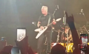 Ντελίριο με τους Metallica στο ΟΑΚΑ: Έπαιξαν το συρτάκι του Ζορμπά και Τρύπες