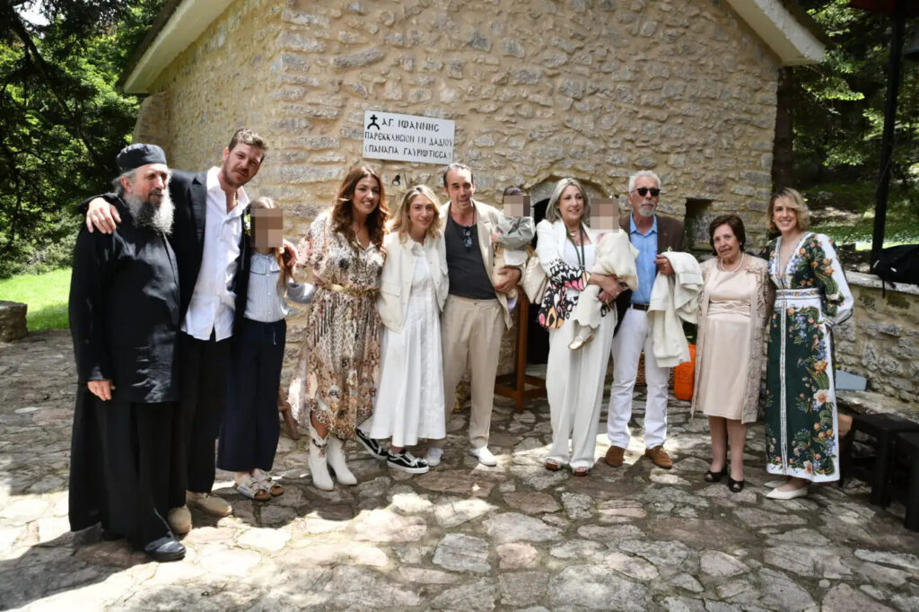 Πάνος Μουζουράκης – Μαριλού Κόζαρη: Βάφτισαν τον γιο τους με νονά την Έλενα Παπαρίζου – Το όνομα που πήρε