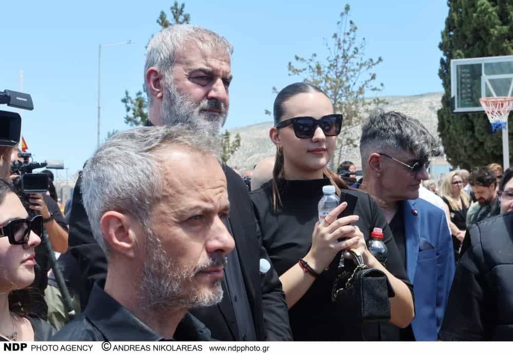Γωγώ Μαστροκώστα: Σκιά του εαυτού του ο Δέλλας στο 3ημερο μνημόσυνο- Τι συνέβη στο νεκροταφείο Ευηνοχωρίου και λύγισαν όλοι