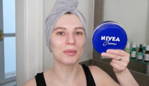 Γιατί όλοι βάζουν την μπλε Nivea στο πρόσωπο πριν τον ύπνο