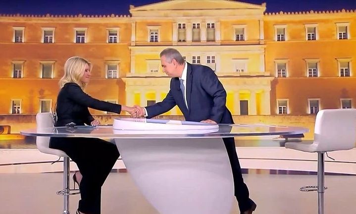 Βασίλης Χιώτης: Αιφνιδίασε on air τη Σία Κοσιώνη και την αποχαιρέτησε στο τελευταίο της δελτίο στον ΣΚΑΪ – «Τιμή μου»