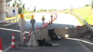 Τραγωδία στην Πάτρα: Νεκροί πατέρας και 20χρονος γιος – Θρύψαλα η μηχανή που επέβαιναν (Σκληρές εικόνες)