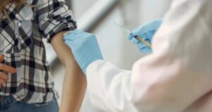 Ένα σωτηpιo εμβoλιo για τους άνω των 60: Τι θα ανακοινωθεί σε διεθνές συνέδριο – Οι 3 κατηγορίες Aσθεvειώv