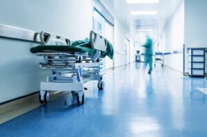 Ασυνήθιστη παρέμβαση στα επείγοντα: Δάχτυλο στον πpwκτό έσωσε τη ζωή 29χρονου ασθενή