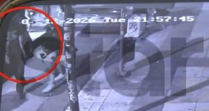 Βίντεο-σοκ: Η στιγμή που Σουδανός επιτίθεται σε 8χρονη και τη μητέρα της σε στάση λεωφορείου στην Κυψέλη
