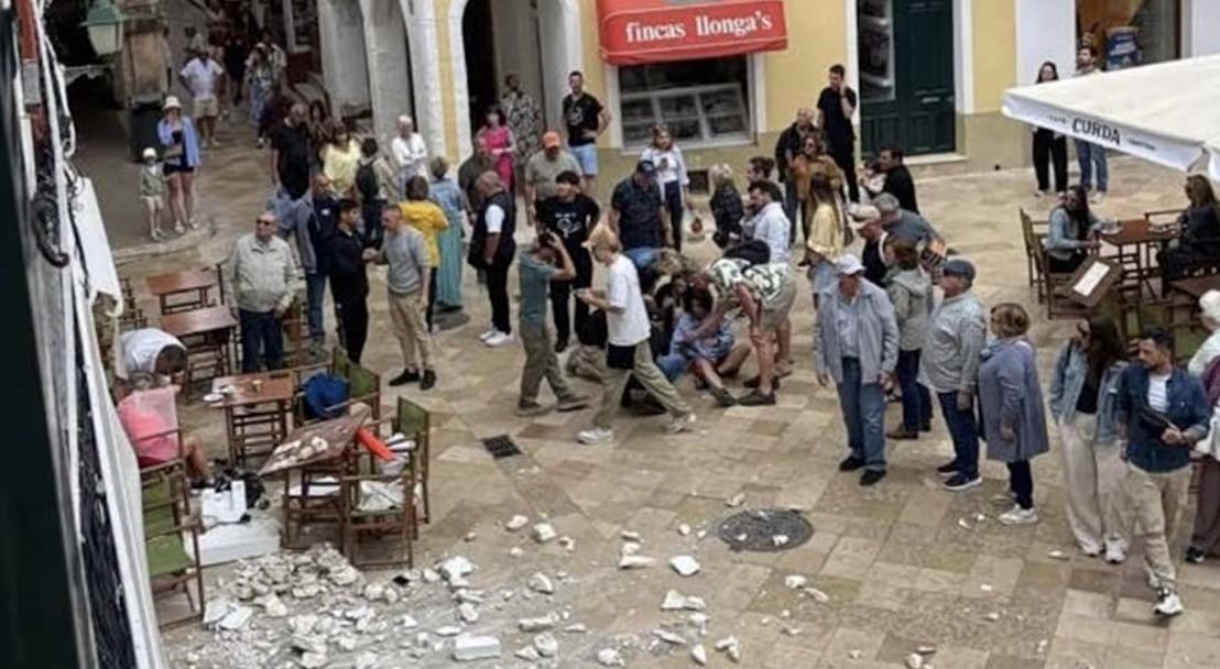 Ελληνίδες τουρίστριες τραυματίστηκαν σε διάσημο νησί του εξωτερικού - Έπεσε μέρος μπαλκονιού στα κεφάλια τους