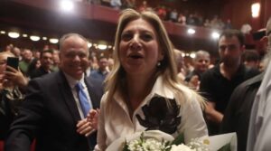 ΑΠΟΘΕΩΣΑΝ ΤΗΝ ΚΑΡΥΣΤΙΑΝΟΥ ΣΤΗΝ ΠΑΡΟΥΣΙΑΣΗ ΤΟΥ ΝΕΟΥ ΚΟΜΜΑΤΟΣ ΤΗΣ
