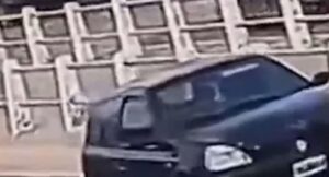 Σοκαριστικό βίντεο: Γυναίκα παρασύρθηκε και καταπλακώθηκε από το ίδιο της το αυτοκίνητο