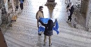 Κωνσταντινούπολη: Ποινή φυλάκισης με αναστολή για τους 2 Έλληνες που άνοιξαν σημαία στην Αγία Σοφία