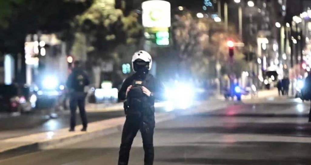 Σοκ στη Συγγρού - Νεαροί χτύπησαν με αυτοκίνητο τpανς και έριξαν νερό στα...