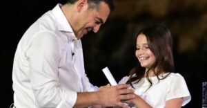 Ποιο είναι το μικρό κορίτσι που παρέδωσε στον Τσίπρα το όνομα του νέου κόμματος – Η συμβολική στιγμή