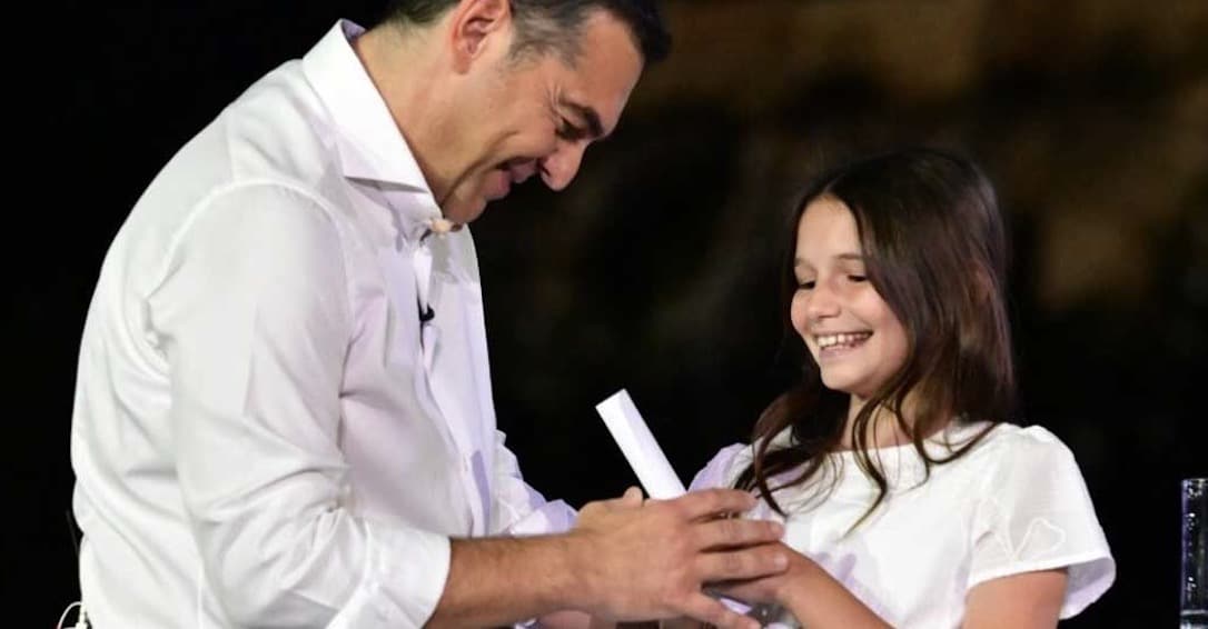 Ποιο είναι το μικρό κορίτσι που παρέδωσε στον Τσίπρα το όνομα του νέου κόμματος  - Η συμβολική στιγμή