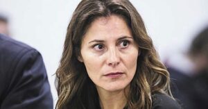 Η Μπέττυ Μπαζιάνα στο πλευρό του Αλέξη Τσίπρα στην παρουσίαση του νέου του κόμματος με αρχαιοελληνικό στυλ
