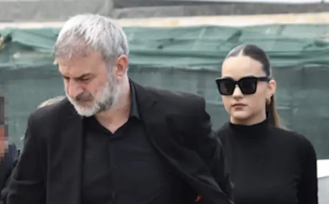 Κηδεία Γωγώς Μαστροκώστα: Πιασμένος χέρι-χέρι με την κόρη της Βικτώρια, ο Τραϊνός Δέλλας στο τελευταίο αντίο