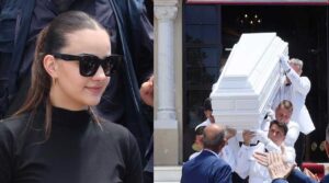 Ραγίζει καρδιές το στεφάνι με τα ροζ γράμματα της Βικτώριας Δελλά στην κηδεία της μητέρας της
