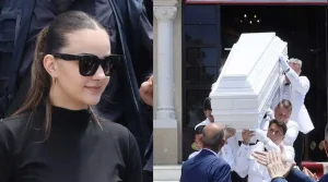 Ραγίζει καρδιές το στεφάνι με τα ροζ λουλούδια της Βικτώριας Δελλά στην κηδεία της μητέρας της