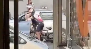 Ποδηλάτης στην Πορτογαλία άρπαξε από τον λαιμό και γρονθοκόπησε γυναίκα οδηγό στη μέση του δρόμου 30 Μαΐου 2026 20:54