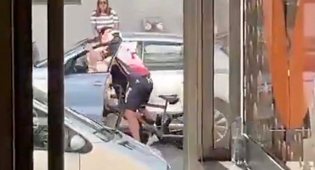  Ποδηλάτης στην Πορτογαλία άρπαξε από τον λαιμό και γρονθοκόπησε γυναίκα οδηγό στη μέση του δρόμου