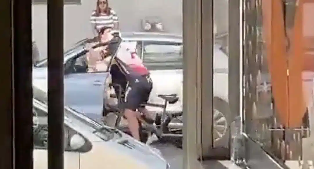 Ποδηλάτης στην Πορτογαλία άρπαξε από τον λαιμό και γρονθοκόπησε γυναίκα οδηγό στη μέση του δρόμου