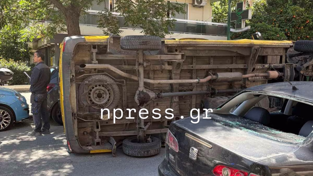 Σχολικό λεωφορείο τούμπαρε μετά από σύγκρουση με ΙΧ