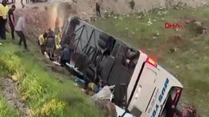 Τουρκία: Τέσσερις νεκροί και 15 τραυματίες από πτώση λεωφορείου σε χαράδρα
