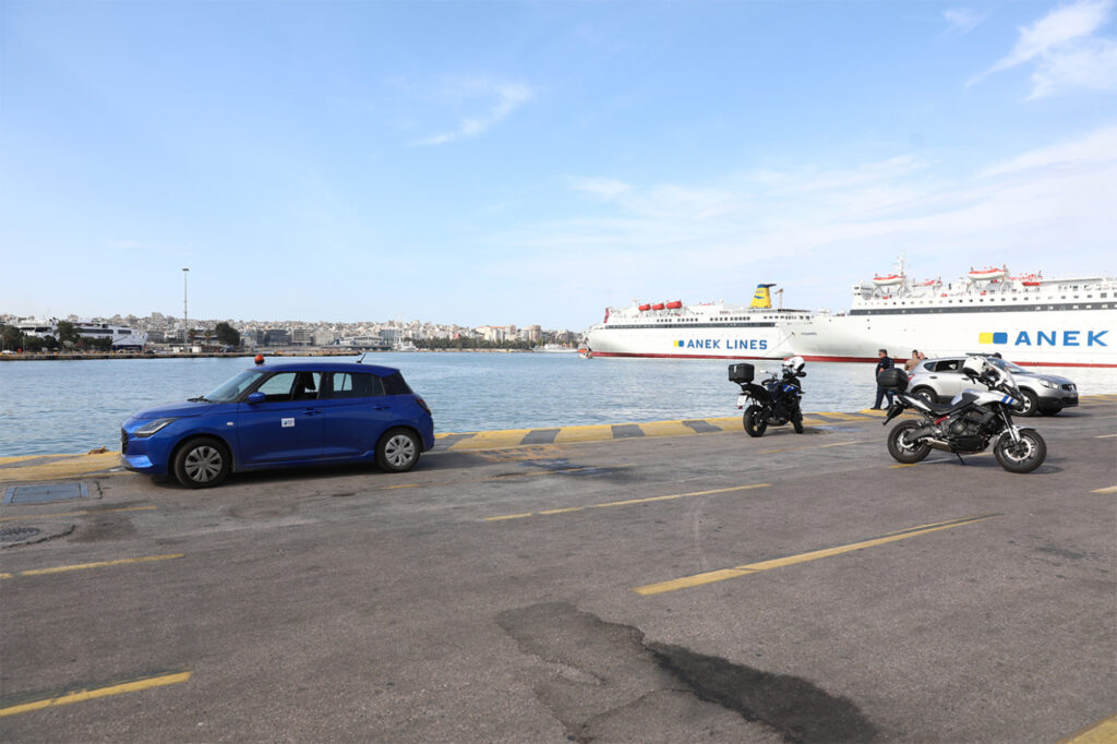«ΚΟΚΚΙΝΟΣ ΣΥΝΑΓΕΡΜΟΣ» ΤΩΡΑ ΣΤΟ ΛΙΜΑΝΙ ΠΕΙΡΑΙΑ: ΕΧΕΙ ΜΑΖΕΥΤΕΙ ΚΟΣΜΟΣ -ΨΑΧΝΕΙ ΜΕΣΑ ΣΤΗ ΘΑΛΑΣΣΑ ΤΟ ΛΙΜΕΝΙΚΟ ΚΑΙ Η ΟΜΑΔΑ ΥΠΟΒΡΥΧΙΩΝ ΚΑΤΑΣΤΡΟΦΩΝ