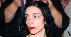 Ελεύθερη η Έλενα Τοπαλίδου – Αναβλήθηκε η δίκη της για οδήγηση υπό την επήρεια αλκοόλ