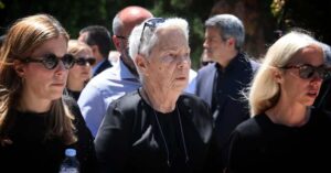 Αρνήθηκε η χήρα του Σουφλιά να δώσει το χέρι στον Μητσοτάκη