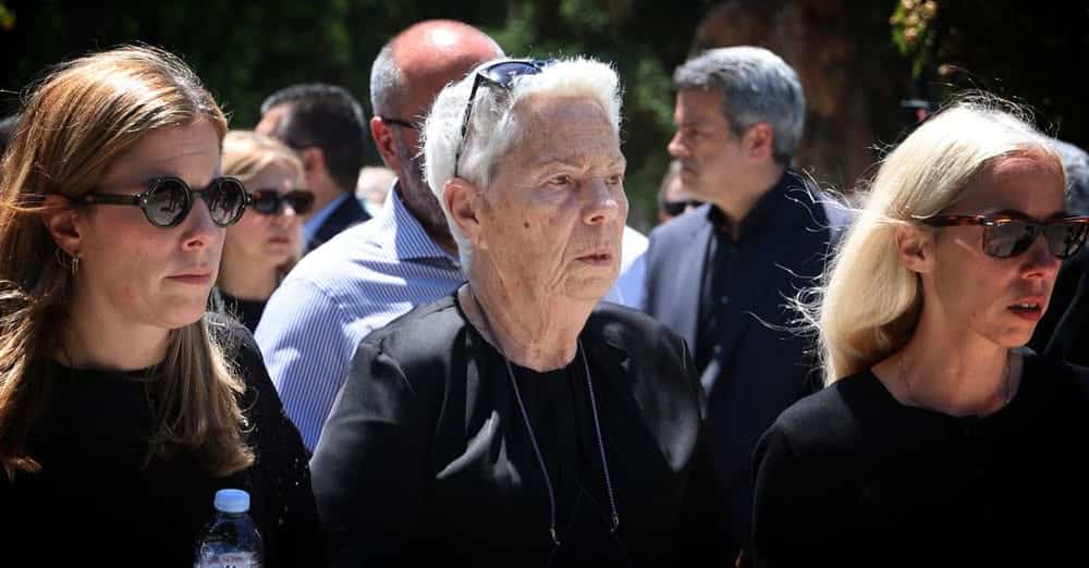 Αρνήθηκε η χήρα του Σουφλιά να δώσει το χέρι στον Μητσοτάκη